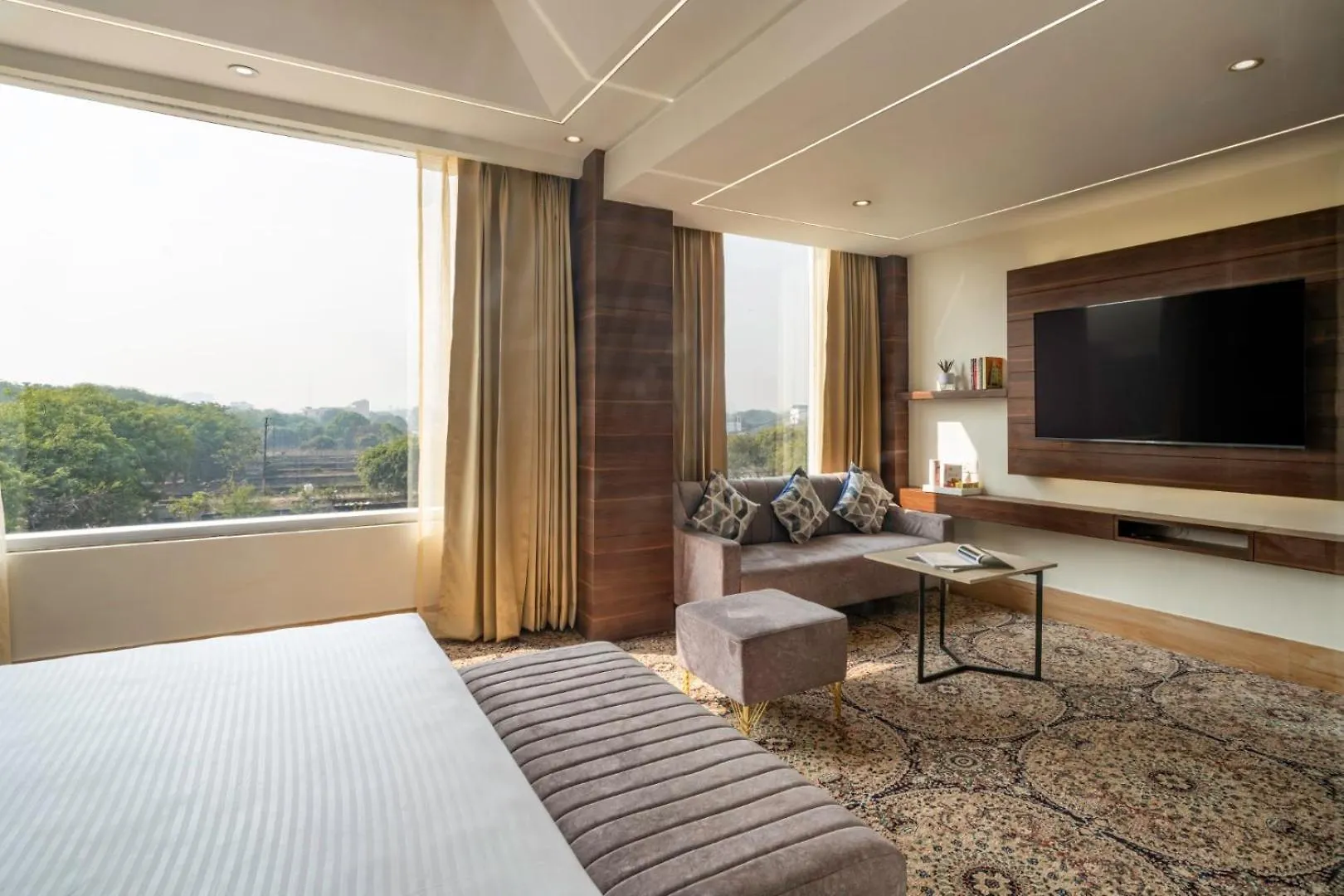 Clarks Inn Suites Agra Near Tajmahal Hotel